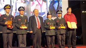 澎湖消防节！县长表彰消防、义消楷模 盛讚团队执行力