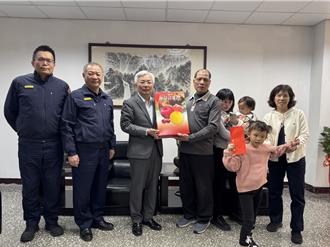 春節前夕獻溫情 警政署長慰問土城殉職警遺眷