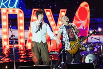 阿信被他親了！高雄海風廣場擠爆 3.6萬人全目睹