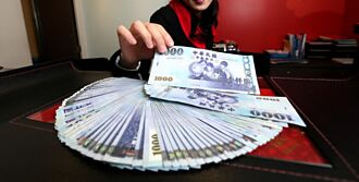 小龍年星座投保術 放大年終 土象適合固定利率型，水象可選擇利變型還本商品