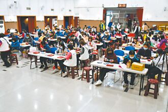 彰市 發敬老紅包 百人點鈔場面壯觀