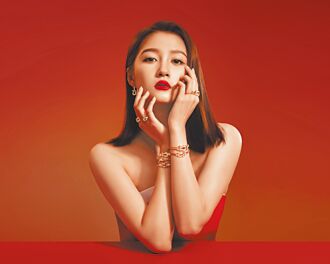 关晓彤戴珠宝贺岁