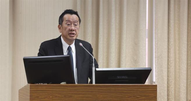  国防部长顾立雄赴立法院外交及国防委员会专题报告，并备质询。（记者黄迪明摄）