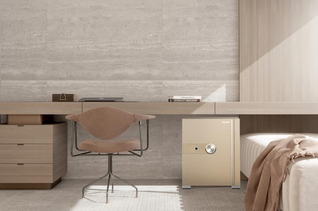 飞利浦保险柜 SBX202 在书房的完美展示，低调奢华，与书房空间无缝契合。图/飞利浦保险柜销售中心提供