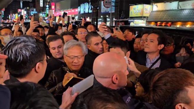 辉达创办人黄仁勋昨（16日）晚到台中逢甲夜市，群眾将现场挤得水泄不通。（林欣仪摄）