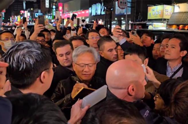 黄仁勋造访台中逢甲夜市，因人潮大爆满，最后什么都没吃到，匆匆离开。（林欣仪摄）