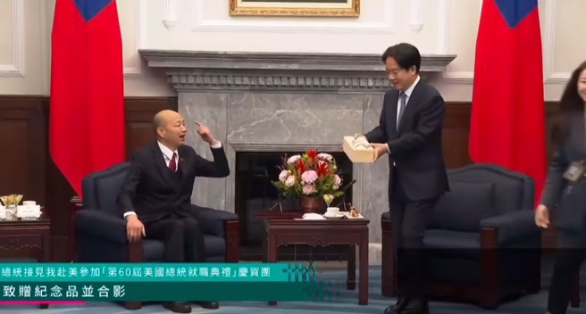 立法院长韩国瑜比着头开玩笑地跟总统赖清德说，「你应该送我假髮的」。（取自直播）