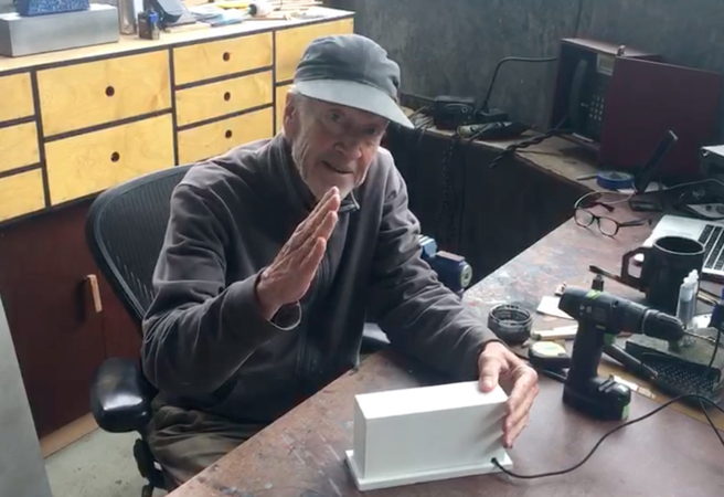 大卫林区生前爱抽菸，导致罹患肺气肿。（David Lynch脸书）