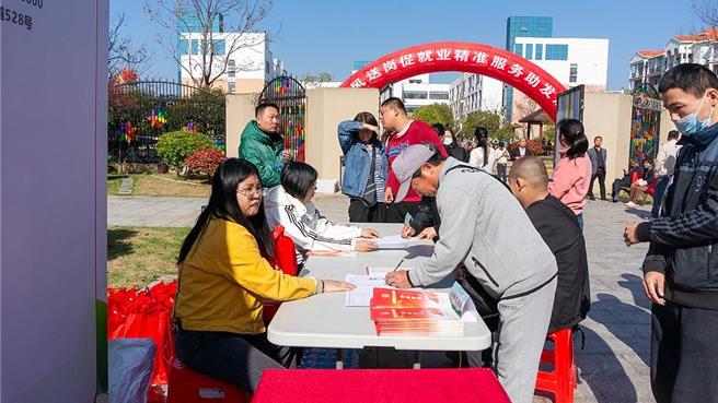 陆八部门开展2025年春风行动，助农民工就业创业。（大陆央视）