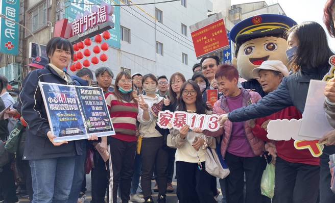 年货大街热闹滚滚，桃警宣导加强重要节日安全维护。（翻摄画面）