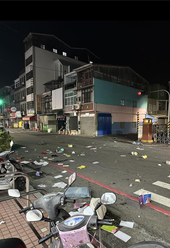 有民眾在Threads上传街道满是垃圾的画面。（摘自Threads）