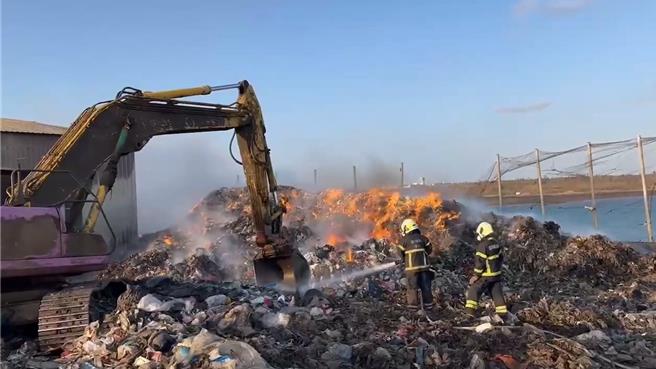 2025年1月17日澎湖县／澎湖县湖西乡红罗村垃圾转运场16日下午的废弃物火警，在17日一早火势获得控制，目前警消在火场残火处理中。（警消提供／许逸民澎湖传真）