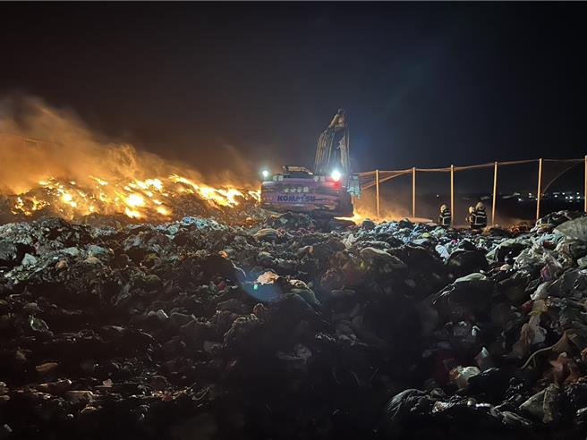 2025年1月17日澎湖县／澎湖县湖西乡红罗村垃圾转运场16日下午的废弃物火警，警消轮班连夜灌救。（警消提供／许逸民澎湖传真）