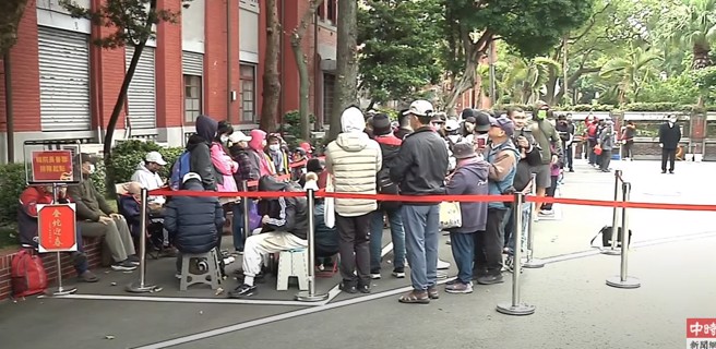 民眾排队画面。（取自直播）