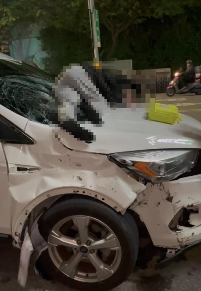 台南東區深夜驚傳酒駕肇逃車禍，機車後座女子被撞到躺在肇事男汽車引擎蓋動彈不得。（讀者提供／曹婷婷台南傳真）