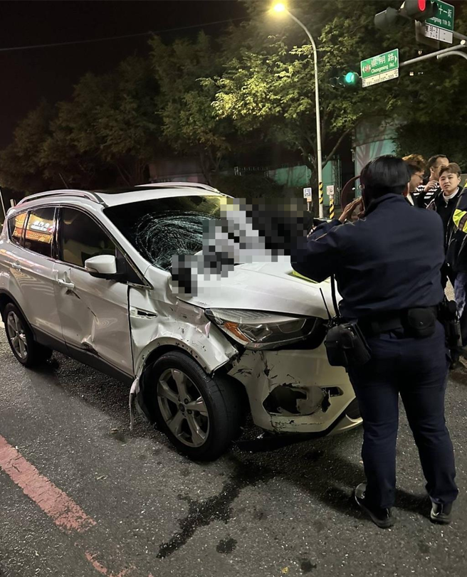 台南東區深夜驚傳酒駕肇逃車禍，機車後座女子被撞到躺在肇事男汽車引擎蓋動彈不得。（讀者提供／曹婷婷台南傳真）
