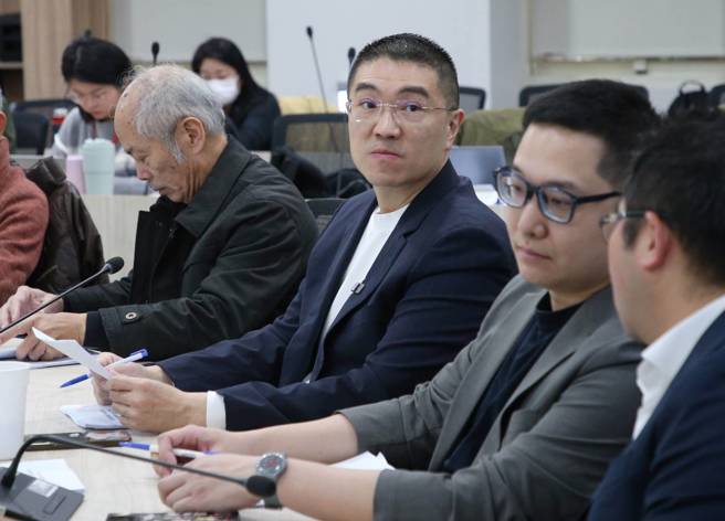 台電規劃在基隆外木山興建第四天然氣接收站（四接），提出「協和發電廠更新改建計畫」，環境部17日召開第六次環評初審會議，基隆市長謝國樑（中）親自出席。（趙雙傑攝）