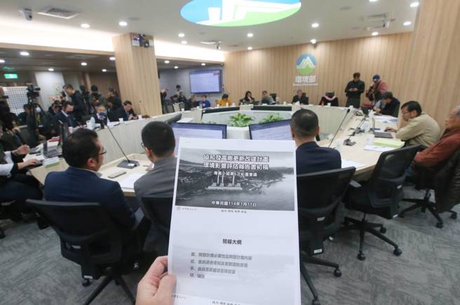 基隆市长谢国梁17日指出，尤其基隆港具军事战略意义，该案不能让市民生命财产安全受到任何威胁，他今天代表基隆市政府出席精准、诚恳表达基层心声，盼环委拿出最高标准替市民把关，市府立场不因为任何人出席与否而改变。（赵双杰摄）