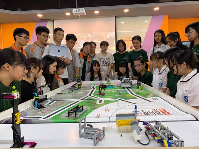 教育学院STEM 课程-USR计画资源整合高中生探究实作课程与科展专题 。（照片/国立暨南国际大学提供）
