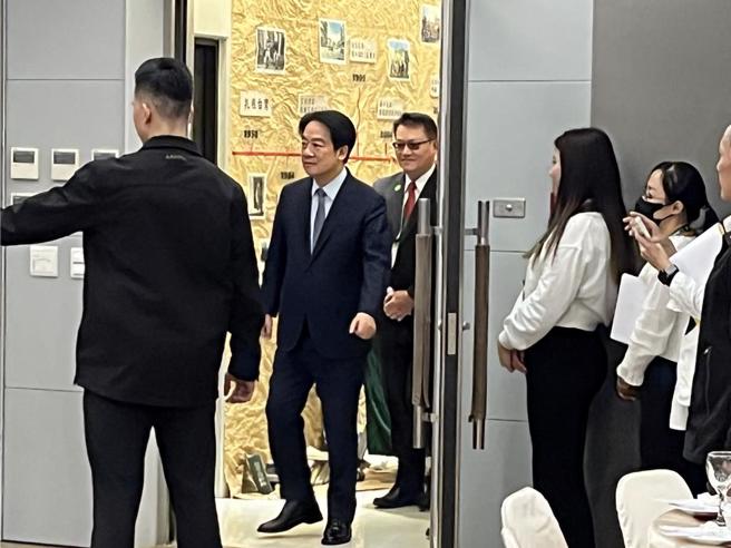 赖清德总统（左二）今天南下台中 参加家扶中心活动。（张妍溱摄）