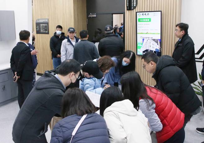 四接第6次环评初审17日登场，民眾党立委黄珊珊也亲自出席。台电规划在基隆外木山兴建第四天然气接收站（四接），提出「协和发电厂更新改建计画」，环境部17日召开第六次环评初审会议，许多民眾前来旁听。（赵双杰摄）