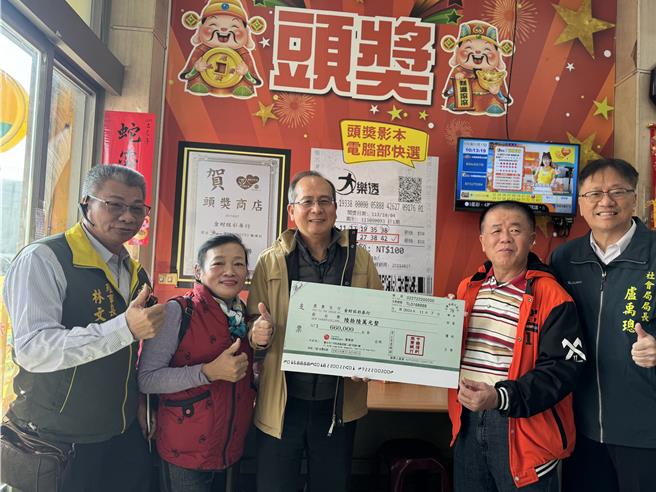 台彩公司总经理谢志宏（中）带来大乐透头奖得主的66万元红包给彩券行「吃红」。（曹婷婷摄）