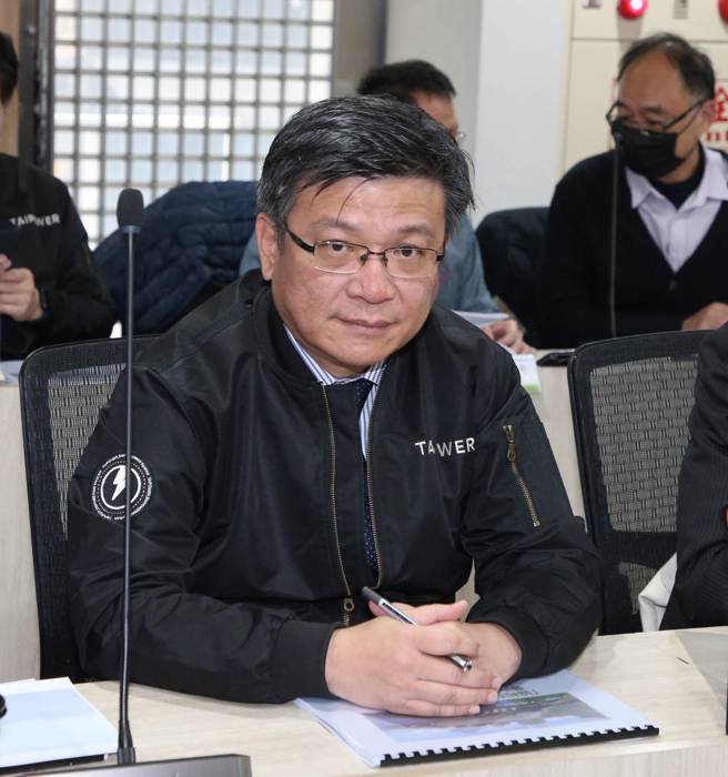 台电规划在基隆外木山兴建第四天然气接收站（四接），提出「协和发电厂更新改建计画」，环境部17日召开第六次环评初审会议，台电董事长曾文生（见图）出席，悄悄坐在旁听席。（赵双杰摄）