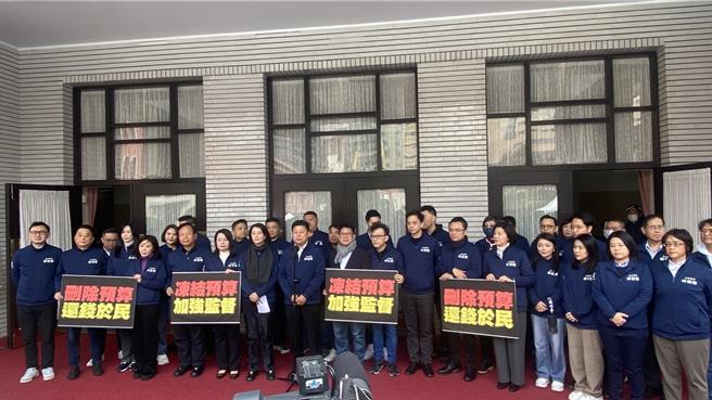 国民党立法院党团17日于议场前举行记者会。（国民党团提供／陈薏云台北传真）
