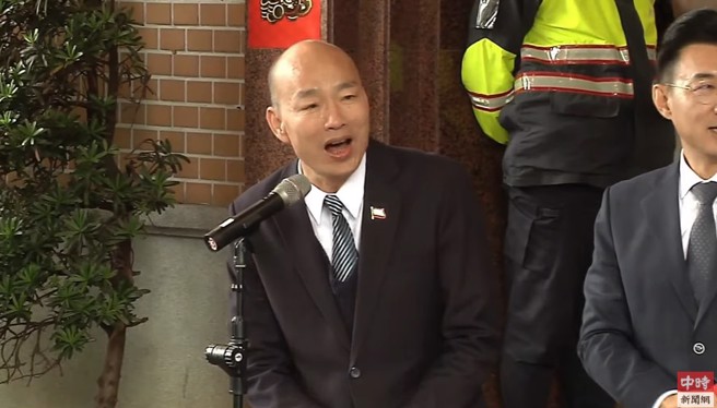 韩国瑜现身立法院发春联。（取自直播）