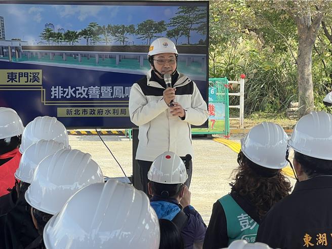 侯友宜今到鶯歌區視察鳳鳴滯洪池工程。（王揚傑攝）