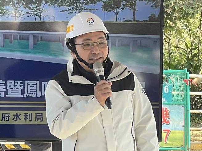 侯友宜今到鶯歌區視察鳳鳴滯洪池工程。（王揚傑攝）