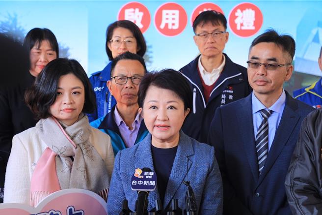 台中市長盧秀燕（前中）喊話，AI產業落腳在台中是絕對最適當的。（照片由台中市政府提供）