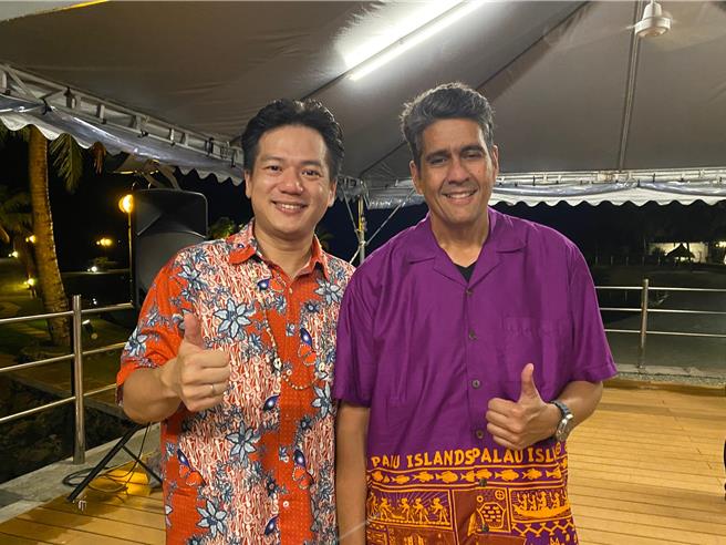 新竹市代理市长邱臣远（左）于2023年时任立委拜访帛琉，并与总统惠恕仁建立深厚友谊。（新竹市政府提供／陈育贤新竹传真）