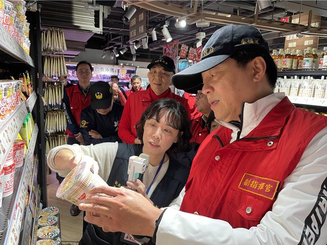 农历春节将至，新北市副市长朱惕之今率市府公安小组前往新庄宏匯广场联合稽查，重点包含食安、公安。（吕健豪摄）