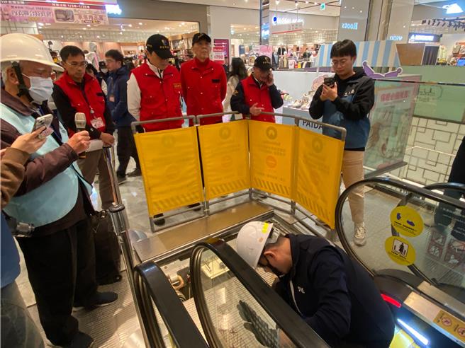 农历春节将至，新北市副市长朱惕之今率市府公安小组前往新庄宏匯广场联合稽查，重点包含食安、公安。（吕健豪摄）