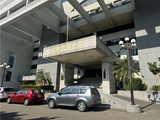 台中市46岁邱姓男子去年2月与年迈母亲发生口角竟怒推母亲一把，导致其母后脑着地送医17天仍不治，被依家暴伤害致死罪嫌起诉，全案由国民法官庭处理，17日进行准备程序庭。（潘虹恩摄）