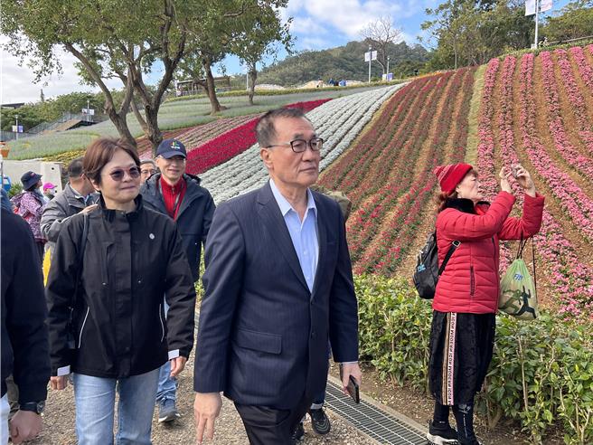 台北市副市长李四川亲临有「台版富良野」美誉的三层崎花海启幕，邀请民眾过年来走春。（张珈瑄摄）