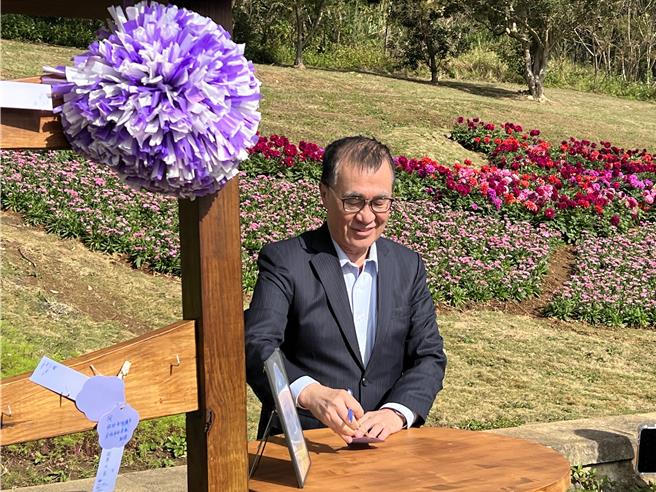 台北市副市长李四川在今年新设置的祈愿亭，写下新年愿望。（张珈瑄摄）