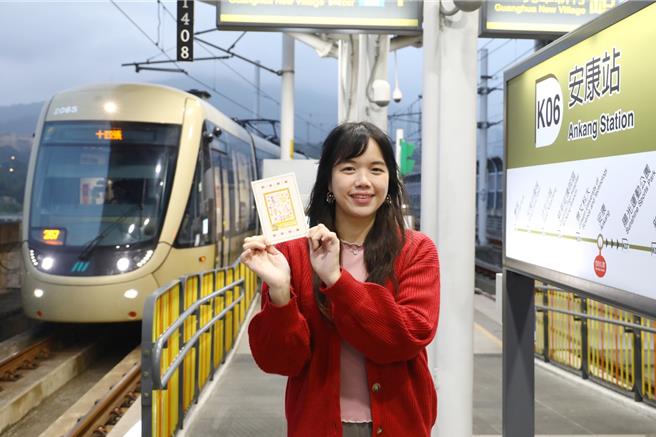 新北捷運推出拼版祈福集章明信片。（新北捷運公司提供）