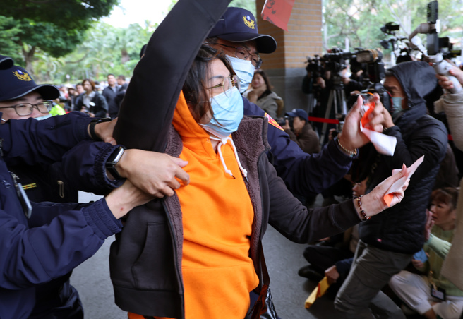 立法院长韩国瑜17日在院门口发送春联，有民眾领完春联后闹场抗议，立即遭驻卫警架离。（姚志平摄）