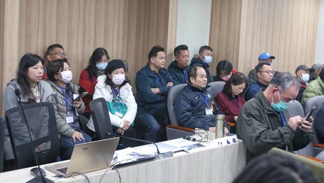 环境部17日举办四接第6次环评初审。台电规划在基隆外木山兴建第四天然气接收站（四接），提出「协和发电厂更新改建计画」，环境部17日召开第六次环评初审会议，许多民眾前来旁听。（赵双杰摄）