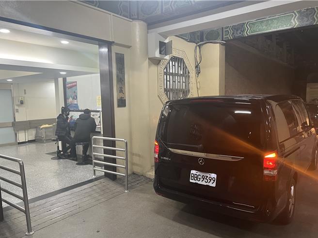 死刑犯黃麟凱遺體昨晚運抵新北市立殯儀館，家屬並未現身。（王揚傑攝）