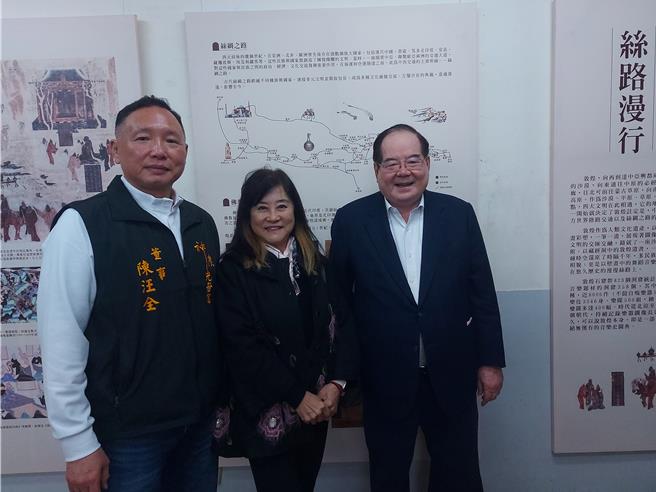 前国民党秘书长、先啬宫董事长李乾龙（右）和沈春池文教基金会秘书长石静文（中）等人特展开幕一同合影。（张铠乙摄）