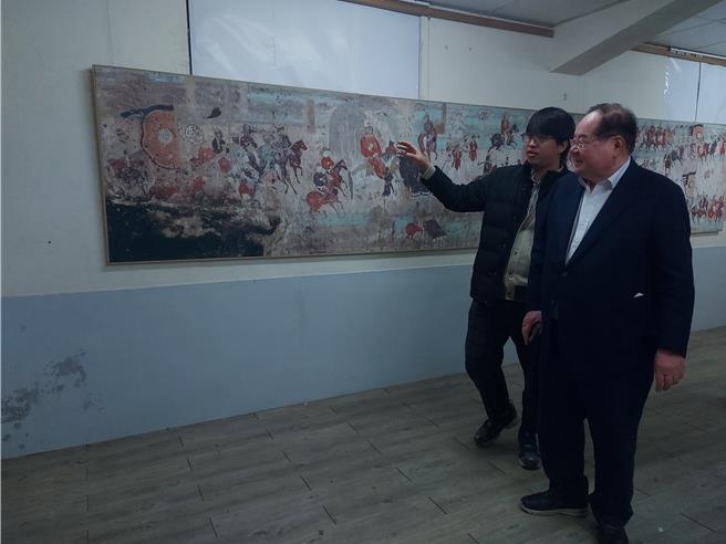 前国民党秘书长、先啬宫董事长李乾龙（右）参观展览。（张铠乙摄）