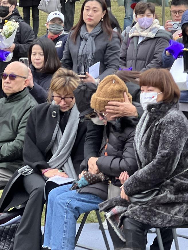 李玟的亲友17日出席揭像仪式。（罗永铭摄）