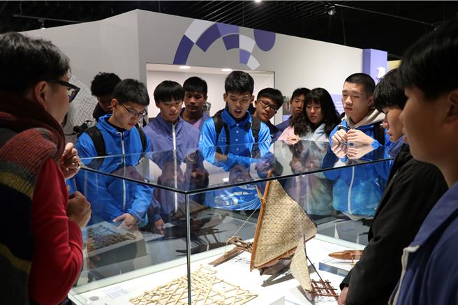 「2025运动竞化论－古代生活与现代竞技特展」匯集了17个地区的文化瑰宝。（张铠乙摄）