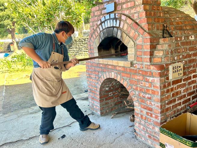 屏東縣山海國小推動食農教育，與榮亮食田文教基金會合作，在校園內建造「山海窯」，17日正式啟用，校園內飄出陣陣窯烤麵包香味。（山海國小提供／羅琦文屏東傳真）