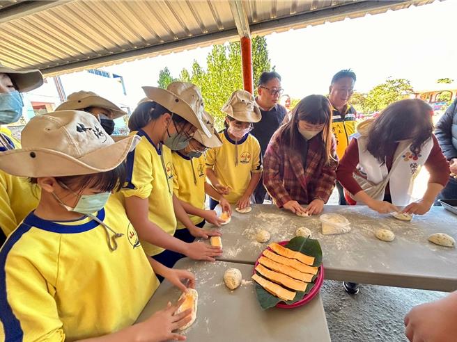 山海國小山海窯落成啟用，學童自己動手揉麵團做麵包。（山海國小提供／羅琦文屏東傳真）