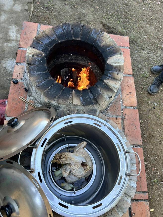 山海國小山海窯除了可以烘烤麵包，還可以做窯烤雞。（山海國小提供／羅琦文屏東傳真）