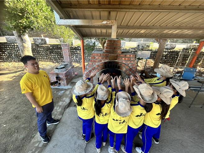山海國小山海窯落成啟用，學童開心做窯烤麵包。（山海國小提供／羅琦文屏東傳真）